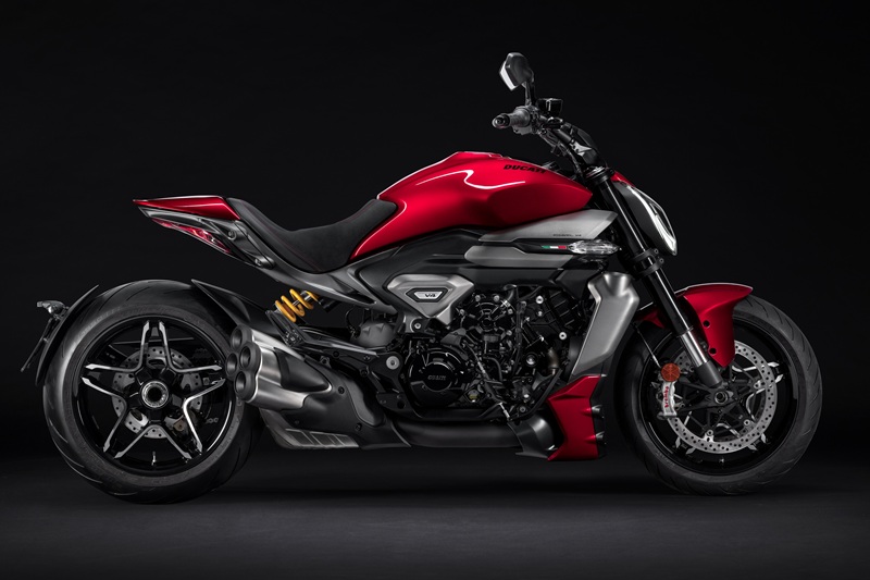 02 MY25 XDIAVELV4 STUDIO BURNING RED 1 UC750357 High