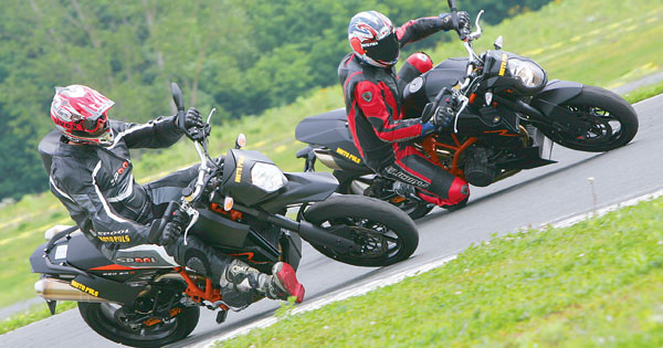 078TM_KTM_SuperDuke_vs_Supermoto