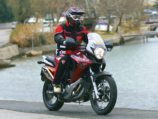 084TM_Hon_XL700VTransalp